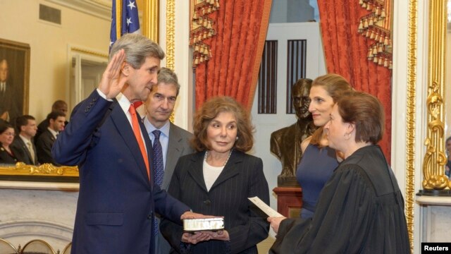 Seneta wa zamani wa Massachusets na mwenyekiti wa zamani wa kamati ya mambo ya nje ya baraza la seneti  akiapishwa rasmi kuwa waziri wa mambo ya nje huku mke wake, Teresa Heinz Kerry akiangalia.