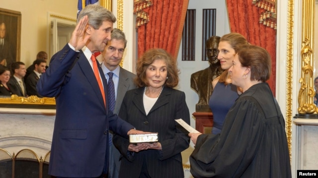John Kerry  juramenta como nuevo secretario de Estado en una ceremonia privada en el Senado de EE.UU.   