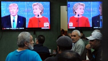 Người dân theo dõi cuộc tranh luận tổng thống tại một nhà hàng ở Queens, thành phố New York, ngày 26 tháng 9 năm 2016. 