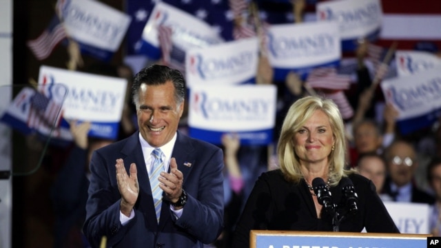 Kandidat Capres AS, mantan gubernur Massachusetts, Mitt Romney dan istrinya, Ann (24/4).