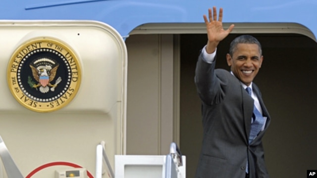 President Barack Obama waves from the top of the steps of Air Force One at Andrews Air Force Base, on his way to Martha's Vineyard for vacation, Aug. 18, 2011