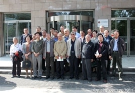 陈小鲁（第二排中）等校友与当年八中老师合影（北京八中老三届同学会网站图片/黄坚提供）