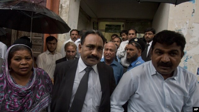 Tahir Naveed Chaudhry, center, lawyer of Christian girl accused of blasphemy, leaves after court hearing in Islamabad, Pakistan, September 3, 2012. 