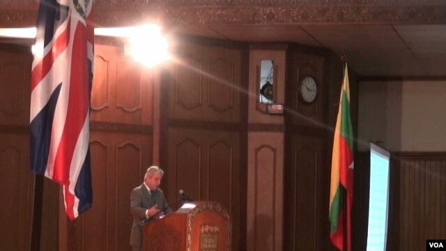 ျဗိတိန္ပါလီမန္ ေအာက္လႊတ္ေတာ္ဥကၠ႒ Jorn Bercow ၾကာသပေတးေန႔က ရန္ကုန္တကၠသိုလ္၊ စိန္ရတုခန္းမမွာ မိန္႔ခြန္းေျပာစဥ္။ (ၾသဂုတ္လ ၁၊ ၂၀၁၃)