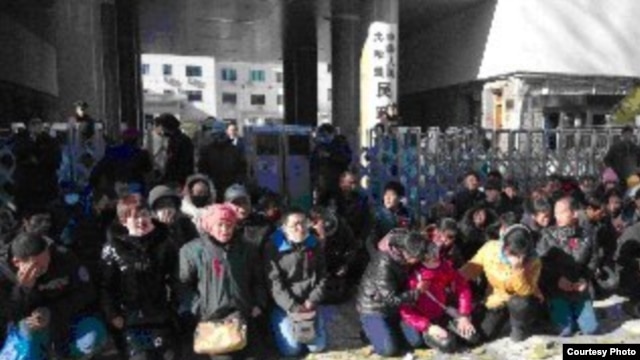 中国各地艾滋病受害者在民政部前上访下跪(参与网图片)