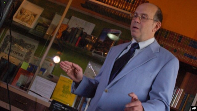 Arthur Harrison demonstrates the theremin.  His design, unlike the original, uses flat plates instead of the more conventional antennas.