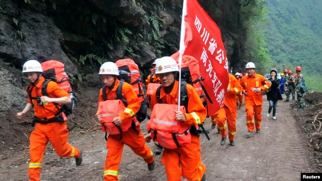 2013年4月21日，在一次地震袭击四川雅安地区的第二天，救援人员快速通过瓦砾抵达被孤立的宝兴县灾区。