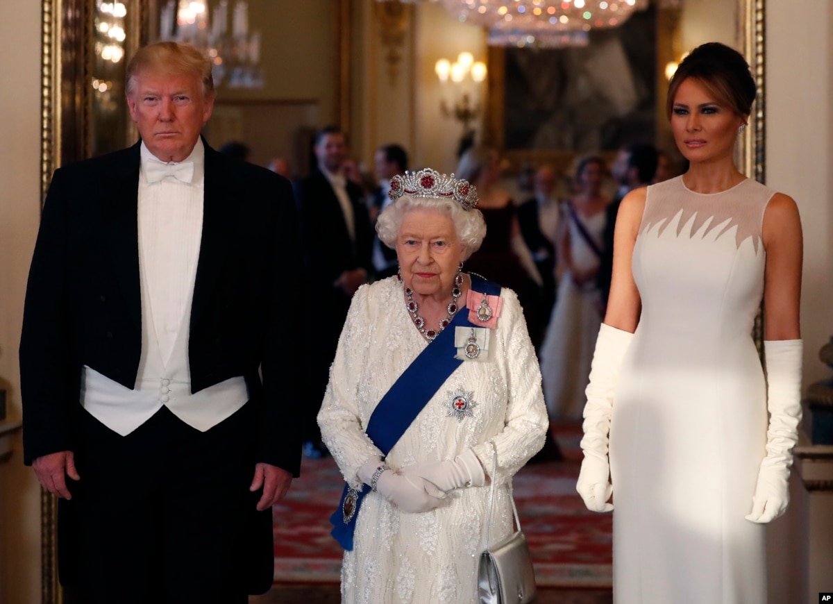 La reina Isabel II ofrece lujoso banquete a Trump