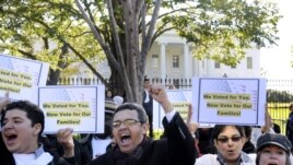 Unjuk rasa menuntut reformasi imigrasi di depan Gedung Putih (foto: dok), Presiden Obama berencana mengusulkan RUU Imigrasi kepada Kongres AS dalam masa jabatan keduanya.