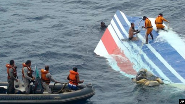 Brazil's Navy sailors recovering debris from the missing Air France jet at the Atlantic Ocean, June 8, 2009