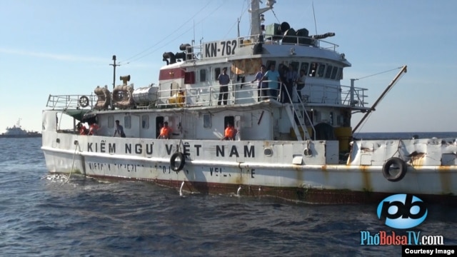 A Vietnamese fisheries patrol ship shows signs of damage that Hanoi says was a result of being rammed by Chinese vessels during  recent encounters in the South China Sea, May 18, 2014. (PhoBolsaTV.com)