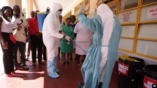 Nhân viên y tế phun thuốc khử trùng tại một trung tâm Ebola tại Harare, Zimbabwe, ngày 23/9/2014.