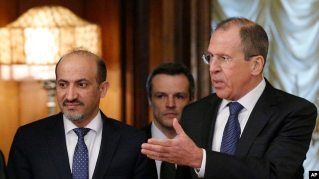 Ngoại trưởng Nga Sergey Lavrov đón chào chủ tịch Ahmad Jarba của Liên minh Toàn quốc Syria tại Moscow, ngày 4/2/2014.