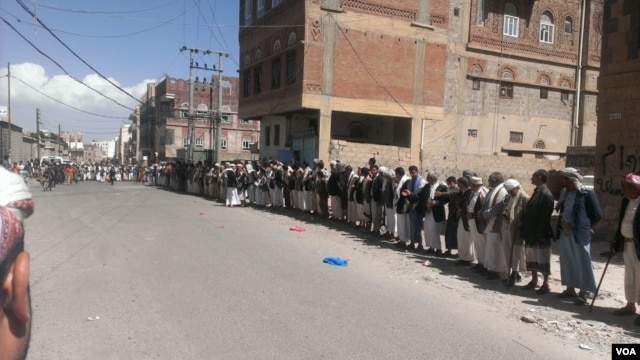Yemeni tribesmen gather for traditional arbitration after men from one tribe broke into the yard of members of a competing tribe and beat up some of the residents, Sana'a, September 2015. (VOA/A. Mojalli)