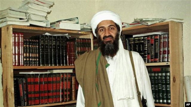 Al-Qaida leader Osama bin Laden in Afghanistan (1998 file photo)