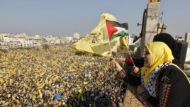 Para perempuan Palestina pendukung Fatah ikut merayakan Hari Jadi kelompok Fatah ke-48 di Jalur Gaza, Jumat (4/1).