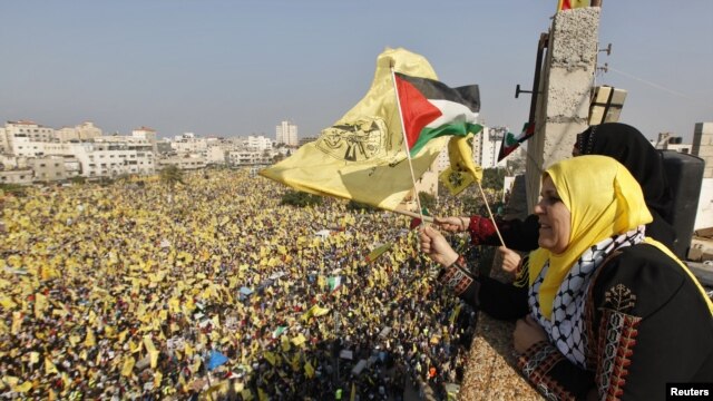 Para perempuan Palestina pendukung Fatah ikut merayakan Hari Jadi kelompok Fatah ke-48 di Jalur Gaza, Jumat (4/1).