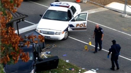 Policías del Capitolio observan el Nissan Infiniti que provocó el incidente en Washington.