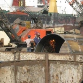 Critics: Gujarat shipbreakers lack rights, India, 2009.