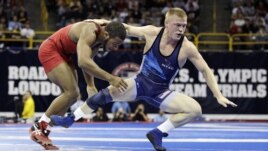 Jordan Burroughs lucha contraAndrew Howe en las pruebas de selección para el equipo Olímpico estadounidense.