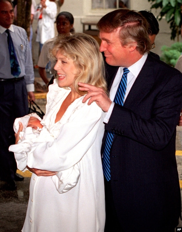 1993年10月14日，川普和妻子梅尔普斯离开医院，梅尔普斯抱着他们的婴儿蒂凡尼