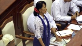 Opposition leader Aung San Suu Kyi asks a question during a regular session of Burma's parliament, July 25, 2012, in Naypyitaw.