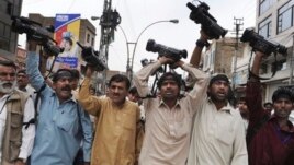 Pakistani journalists demonstate over threats against press in Quetta, Pakistan, April 17, 2012