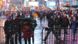Cientos de miles de personas acuden a presenciar la fiesta de Año Nuevo en pleno corazón de Manhattan.