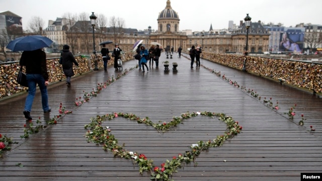 Bunga-bunga mawar ditempatkan di Pont des Arts di atas Sungai Seine, sebagai bagian dari kampanye perayaan Hari Kasih Sayang (Valentine's Day) di Paris, 14 Februari 2014.