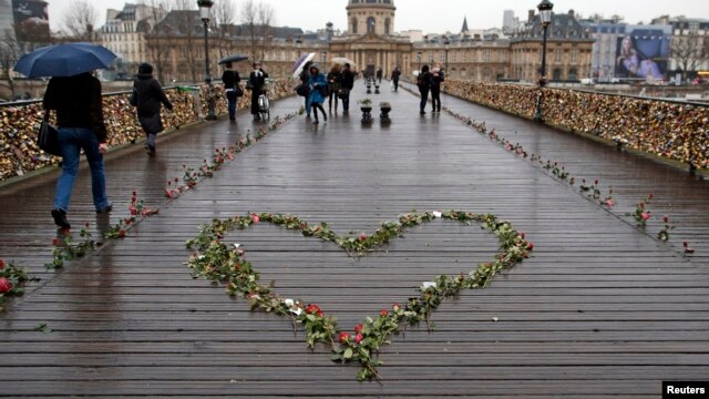 Truyền thống các cặp tình nhân tới Paris - gài ổ khoá vào những cây cầu rồi ném chìa khoá xuống dòng sông thay cho lời ước thề sẽ yêu nhau mãi mãi - bị đả kích, khi số lượng các ổ khoá ngày càng trĩu nặng, đe doạ làm sập các cây cầu bắc qua sông Seine.