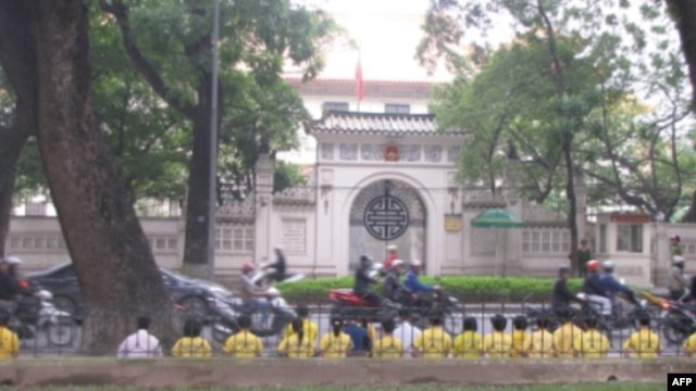 Các học viên Pháp Luân Công tọa thiền trước đại sứ quán Trung Quốc tại Hà Nội, 31/10/2011