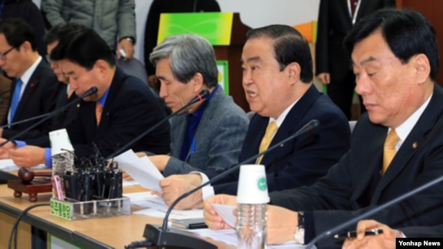  28일 한국 서울 영등포구 당사 비상대책위원회의에서 모두발언하는 민주통합당 문희상 비상대책위원(오른쪽 두번째).