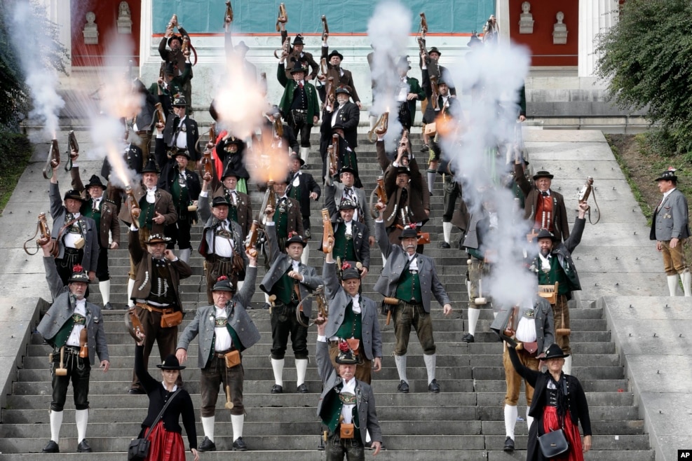 Bavariya sakinləri Münhendə 183-cü Oktoberfest pivə bayramını qeyd edirlər.