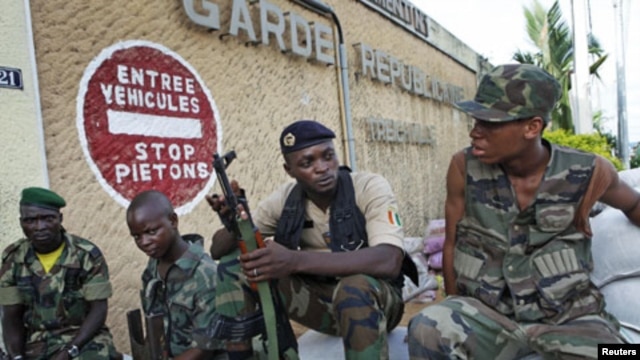 Des soldats des FRCI montent la garde devant une base militaire à Abidjan (11 avril 2011) 