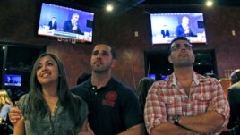 Televidentes observan el debate presidencial en Miramar, Florida. Casi 66 millones de personas siguieron paso a paso el enfrentamiento retórico del martes.