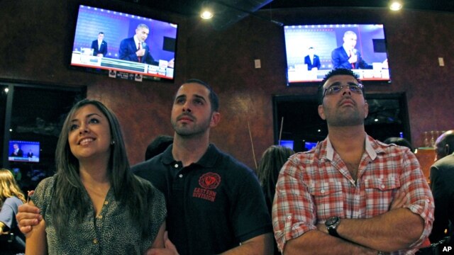 Televidentes observan el debate presidencial en Miramar, Florida. Casi 66 millones de personas siguieron paso a paso el enfrentamiento retórico del martes.