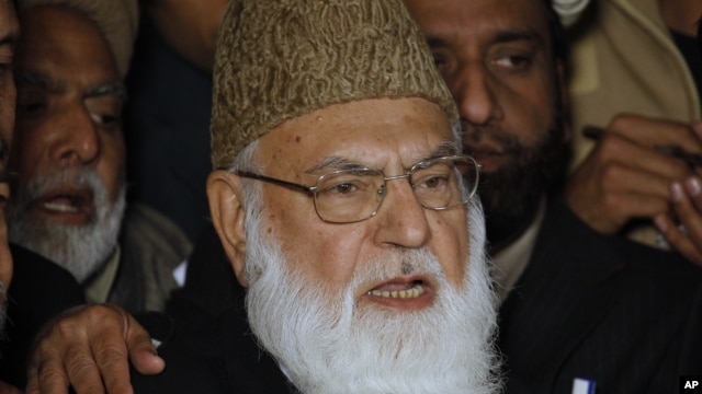 Qazi Hussain Ahmed, former leader of Pakistani religious party Jamat-i-Islami (file photo).