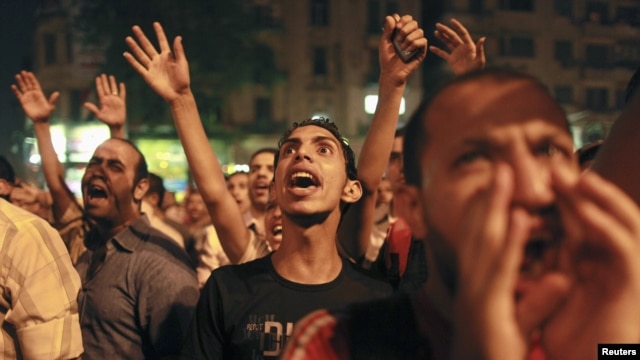 Protesters shout during a demonstration against presidential candidates Mohamed Morsi and Ahmed Shafiq at Tahrir Square in Cairo May 28, 2012.