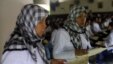 Pekerja migran Indonesia yang hendak pergi ke Timur Tengah memegang dokumen di kantor imigrasi Tangerang, Banten. (Foto: Dok)