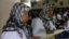 Pekerja migran Indonesia yang hendak pergi ke Timur Tengah memegang dokumen di kantor imigrasi Tangerang, Banten. (Foto: Dok)