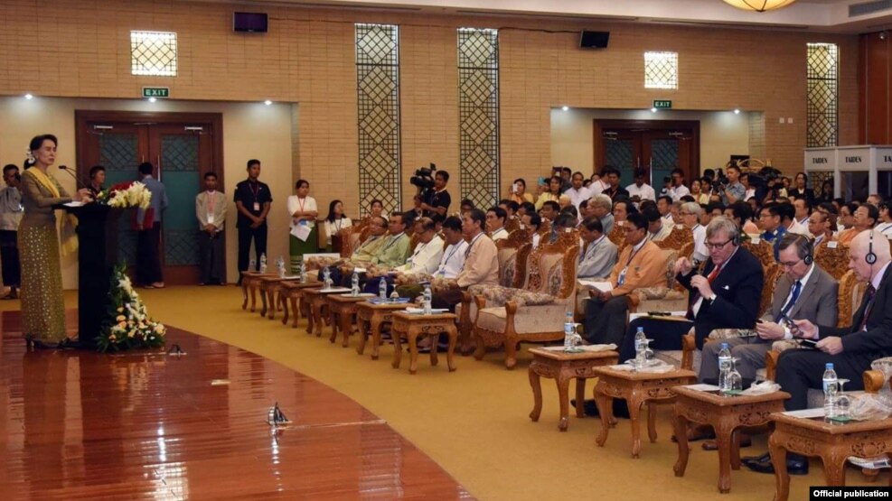 ႏုိင္ငံေတာ္၏အတုိင္ပင္ခံ ပုဂၢိဳလ္ ေဒၚေအာင္ဆန္းစုၾကည္ ကိုယ္တိုင္ ျမန္မာႏုိင္ငံရဲ႕ စီးပြားေရးမူ၀ါဒမ်ား ရွင္းလင္းေျပာၾကား။
