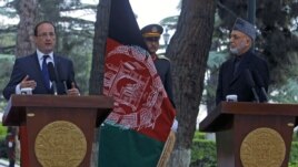 Afghan president Hamid Karzai (R) and French President Francois Hollande attend a news conference in Kabul, May 25, 2012.  