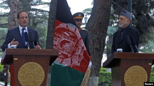 Afghan president Hamid Karzai (R) and French President Francois Hollande attend a news conference in Kabul, May 25, 2012.  