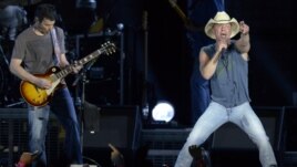 El estreno más destacado en la cartelera country es “Feel Like a Rock Star” interpretado por Kenny Chesney y Tim McGraw.