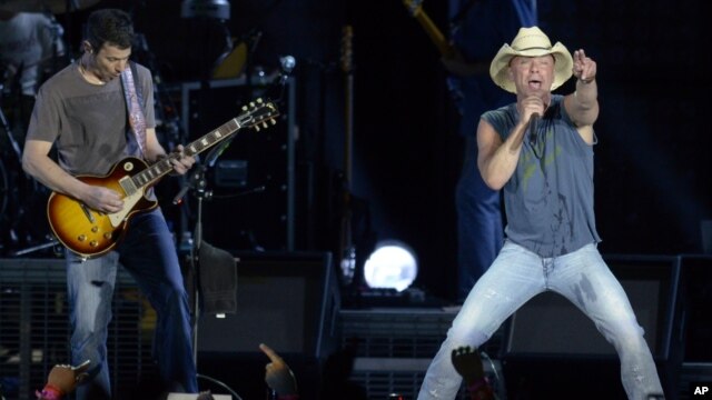 El estreno más destacado en la cartelera country es “Feel Like a Rock Star” interpretado por Kenny Chesney y Tim McGraw.