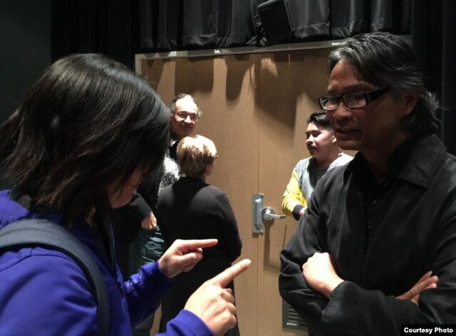 Đạo diễn Nguyễn-Võ Nghiêm Minh, bên phải, và nhà quay phim Bảo Nguyễn, đứng sau, gặp gỡ khán giả sau buổi chiếu ở Đại học Berkeley hôm 15/3/15 (ảnh Bùi Văn Phú)