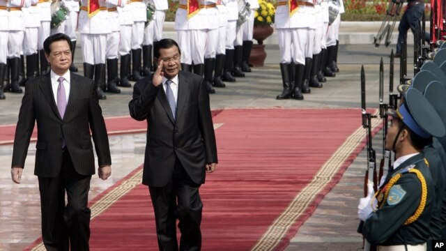 Thủ tướng Campuchia Hun Sen và Thủ tướng Việt Nam Nguyễn Tấn Dũng duyệt hàng quân danh dự tại Hà Nội, ngày 26/12/2013.