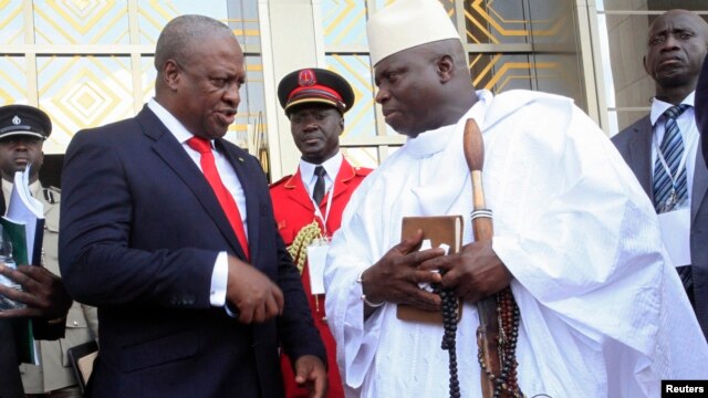 Presidente John Dramani Mahama do Gana (à esquerda) falando como o seu homólogo da Gâmbia Yahya Jammeh (à direita) Fev. 27, 2013.