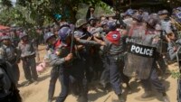 Cảnh sát đánh đập sinh viên biểu tình ở Letpadan, 140km về phía bắc thành phố Yangon, ngày 10/3/2015.