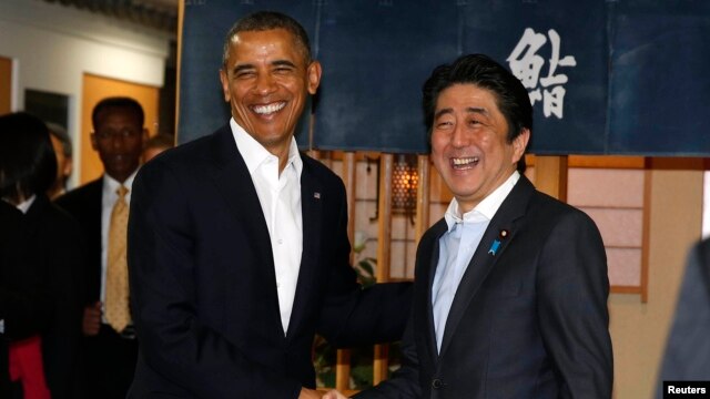 Tổng thống Mỹ Barack Obama và Thủ tướng Nhật Bản Shinzo Abe tại nhà hàng Sukiyabashi Jiro ở Tokyo, ngày 23/4/2014.